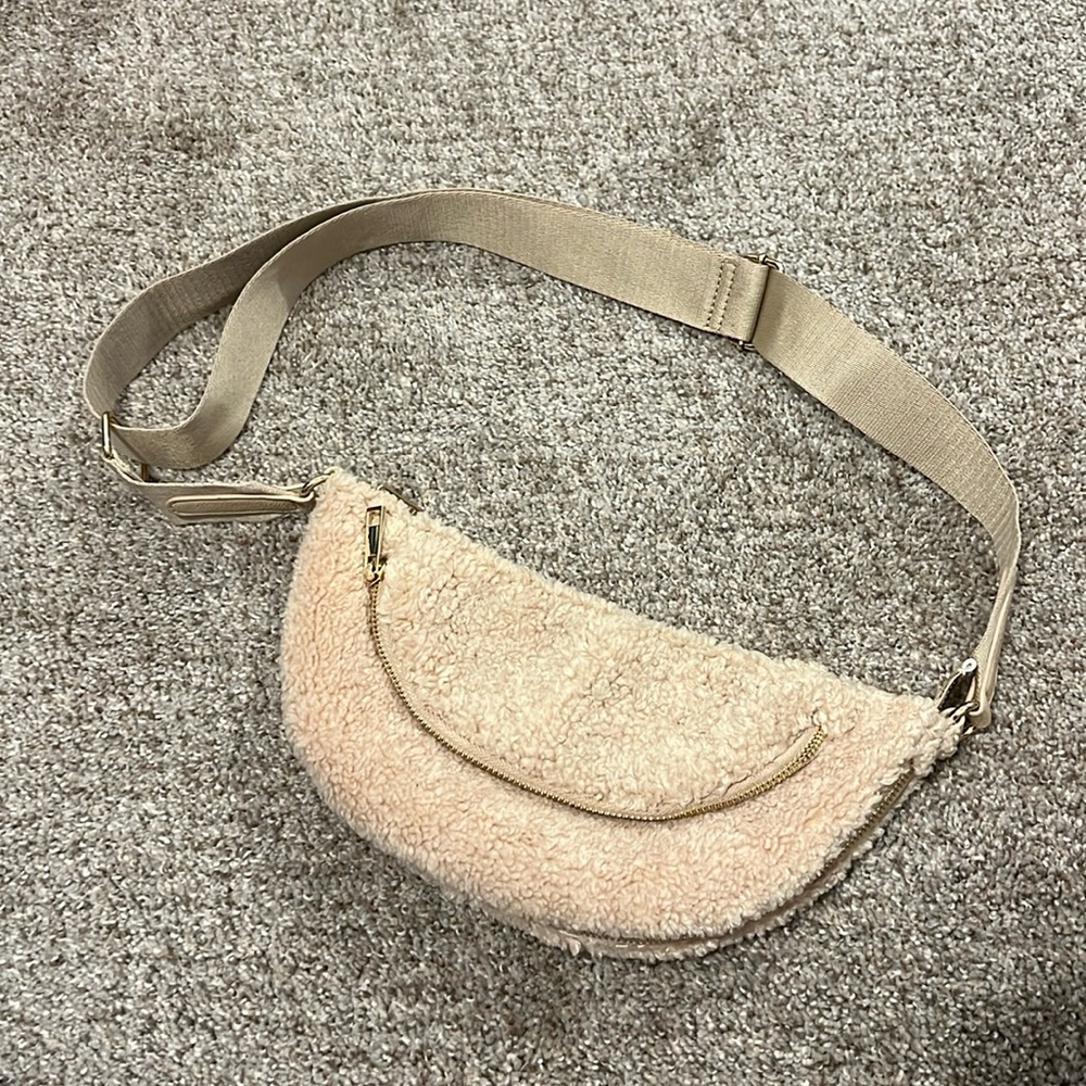 Sondra Roberts tan sherpa crossbody Fanny pack purse gold zippers bag